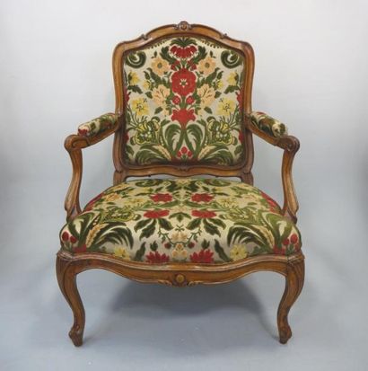FAUTEUIL à châssis en bois naturel mouluré...