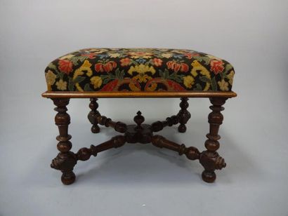 TABOURET en bois naturel mouluré, pieds tournés...