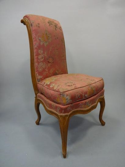 CHAISE VOYEUSE en noyer blond mouluré à dossier...