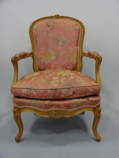 FAUTEUIL cabriolet en hêtre mouluré, sculpté...
