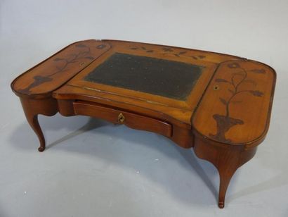 PETITE TABLE dite «D'ACOUCHEE» de forme rognon...