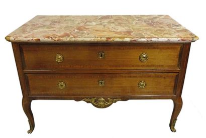 LARGE COMMODE en placage de satiné et d'amarante...
