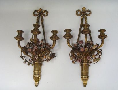 PAIRE D'APPLIQUES en bronze doré à trois...
