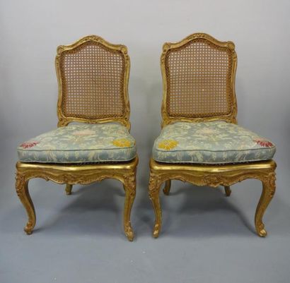 PAIRE DE CHAISES en bois mouluré, sculpté...