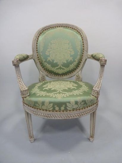 FAUTEUIL en bois mouluré, richement sculpté...