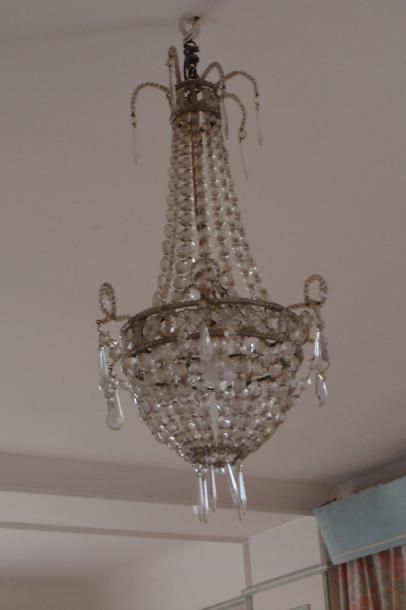 LUSTRE corbeille agrémenté de guirlandes...