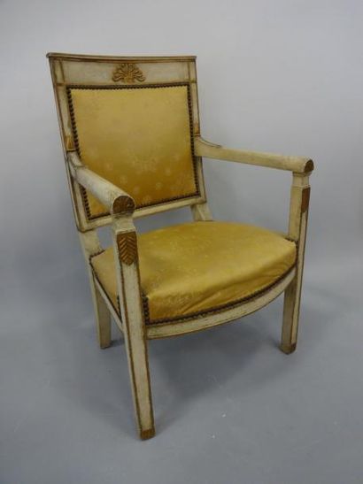 FAUTEUIL à dossier droit cintré, en bois...