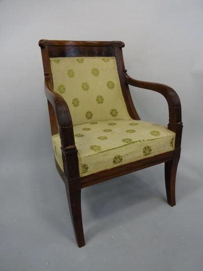 FAUTEUIL à dossier cintré en acajou et placage,...