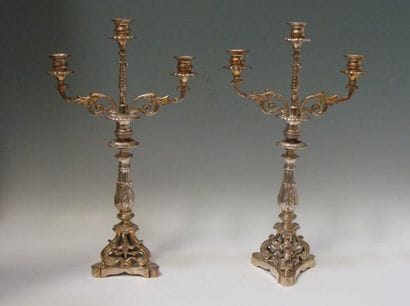 PAIRE DE CANDELABRES à trois lumières en...