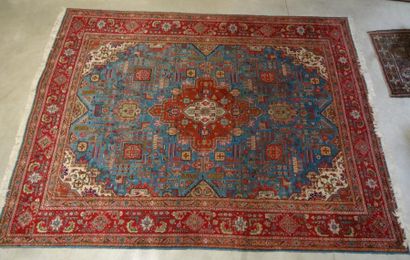 GRAND TAPIS D'IRAN en laine et soie à fond...