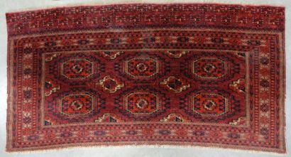 TAPIS BOUKHARA à motif de six gühls sur fond...
