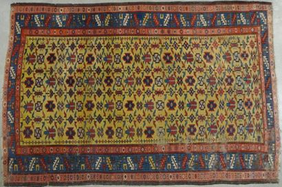 TAPIS CHIRVAN à motifs géométriques stylisés...