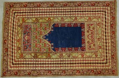 TAPIS GHIORDES à décor d'une myrhab sur fond...
