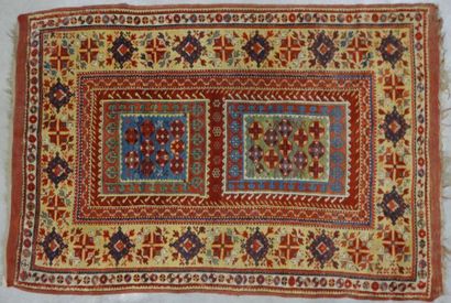 TAPIS MELAS (Turquie) à motif de deux rectangles...