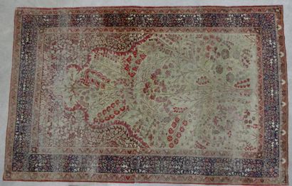 TAPIS KIRMAN LAVER à décor d'un arbre de...