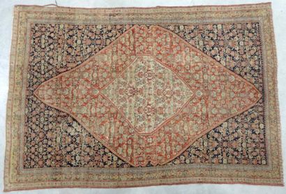 TAPIS SENNEH à motif d'un losange central...