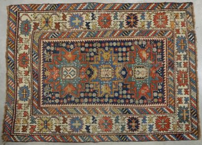 TAPIS CAUCASE à trois motifs sur fond étoilé...