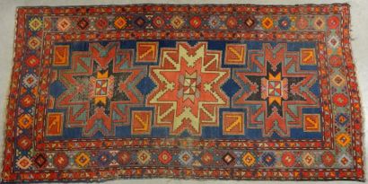 TAPIS GALERIE DU CAUCASE à trois motifs étoilés...