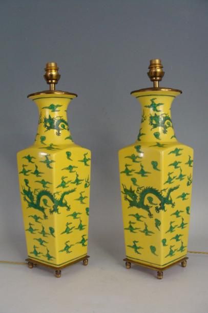 CHINE
Paire de vases quadrangulaires en porcelaine...