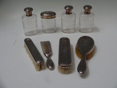 ENSEMBLE DE BROSSERIE en argent, poinçon...