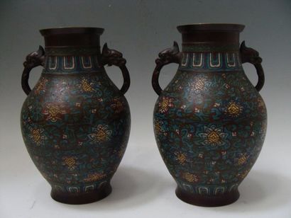 PAIRE de vases en émaux cloisonnés. Cachet...