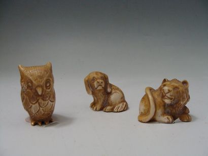 TROIS NETSUKES en ivoire: Lion, hiboux et...