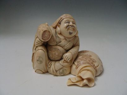 JAPON
Okimono en ivoire figurant un homme...