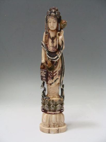GUANYIN en ivoire polychrome représentant...
