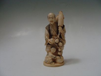 OKIMONO en ivoire: Homme et enfant. Marque...