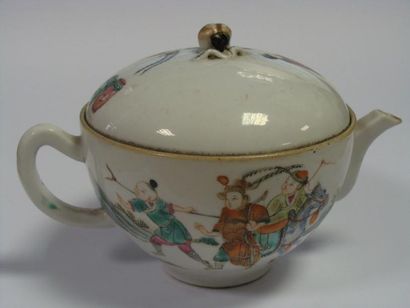 CHINE
Peite théière en porcelaine à décor...