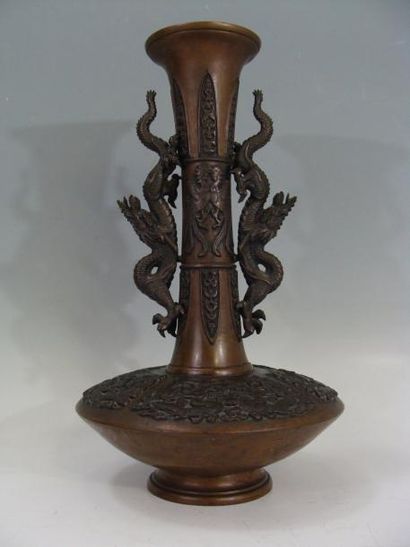 JAPON
Vase en bronze orné de dragons. Haut:...