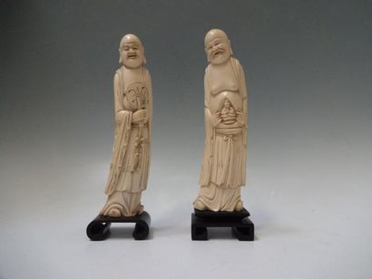 DEUX BOUDDHAS en ivoire sur socle en bois....