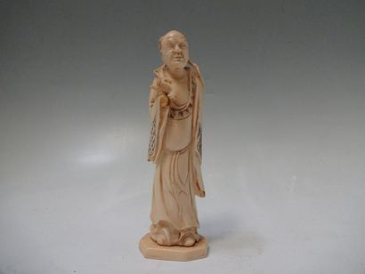STATUETTE d'homme en ivoire. Signé. H: 16cm....