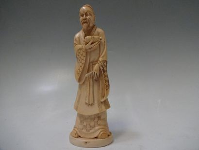 STATUETTE de sage en ivoire. Signé. H: 1...
