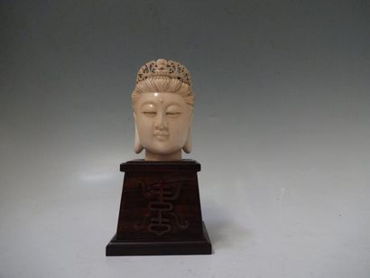 TETE de boudha en ivoire sur socle en bois....