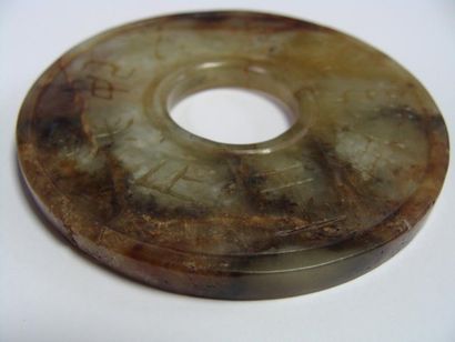 DISQUE BI en jade néphrite veiné sculpté....