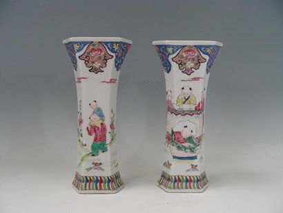 SAMSON
Paire de vases cornet en porcelaine...