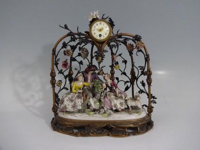 PENDULETTE «sous la volière». Le cadran rond...