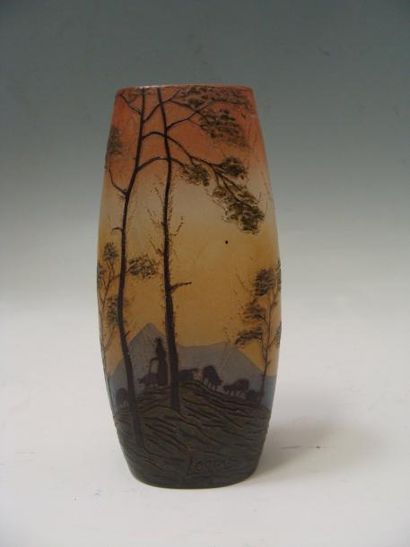 LEGRAS
Vase en verre dégagé à l'acide à décor...