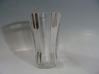 BACCARAT
Vase en cristal à pans. H: 25 c...