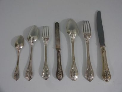 PARTIE DE MENAGERE en argent modèle à filets...