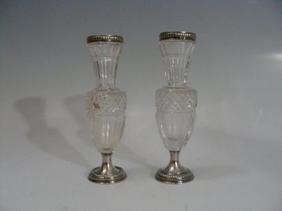 DEUX VASES sur piédouche en verre taillé...