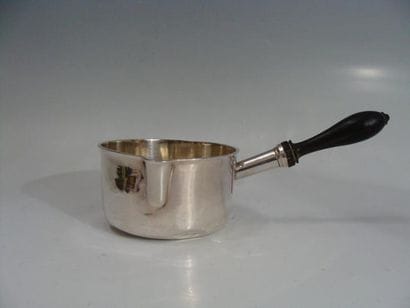 CASSEROLE e n argent, manche en bois noirci....