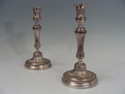 PAIRE DE BOUGEOIRS en métal argenté à décor...