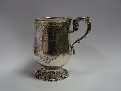 TASSE sur piedouche en argent anglais à décor...