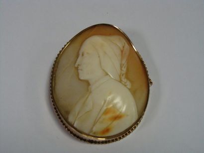 BROCHE en or ornée d'un camée figurant un...