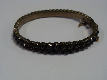 BRACELET rigide orné de grenats