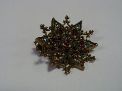 BROCHE en argent à motif d'étoile ornée d'émaux...