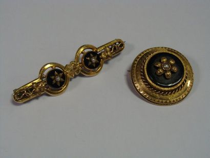 REUNION d'une broche ronde en or et onyx...