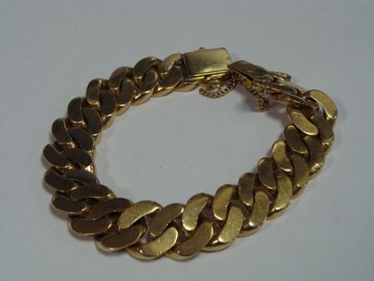 BRACELET en or, maille gourmette. Poids:...